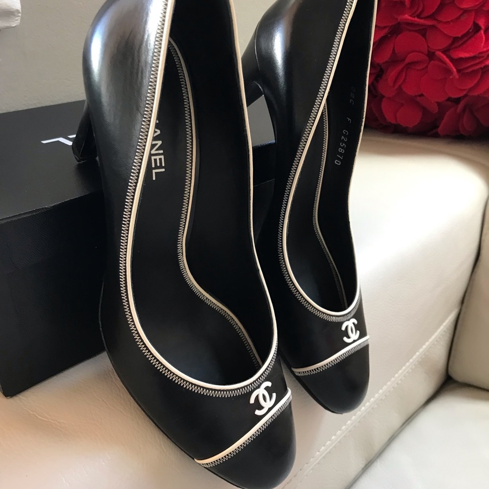 CHANEL BLACK HEELS - Picture 6 of 8